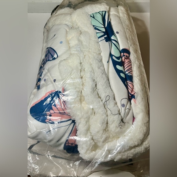 Hello Butterfly Blanket - Picture 5 of 5